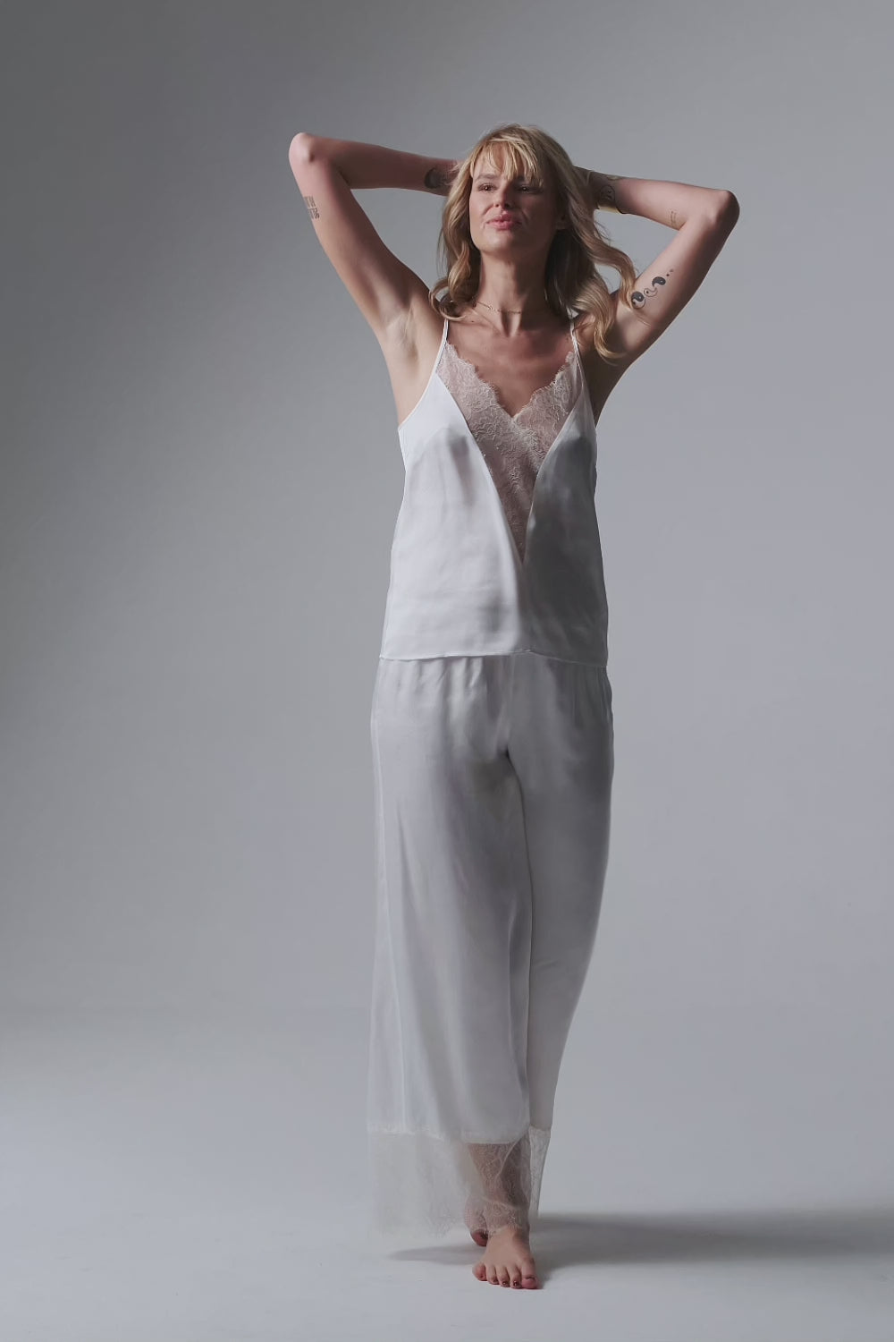 Załaduj wideo: Grace piżama z topem na ramiączkach i długimi spodniami – kremowa