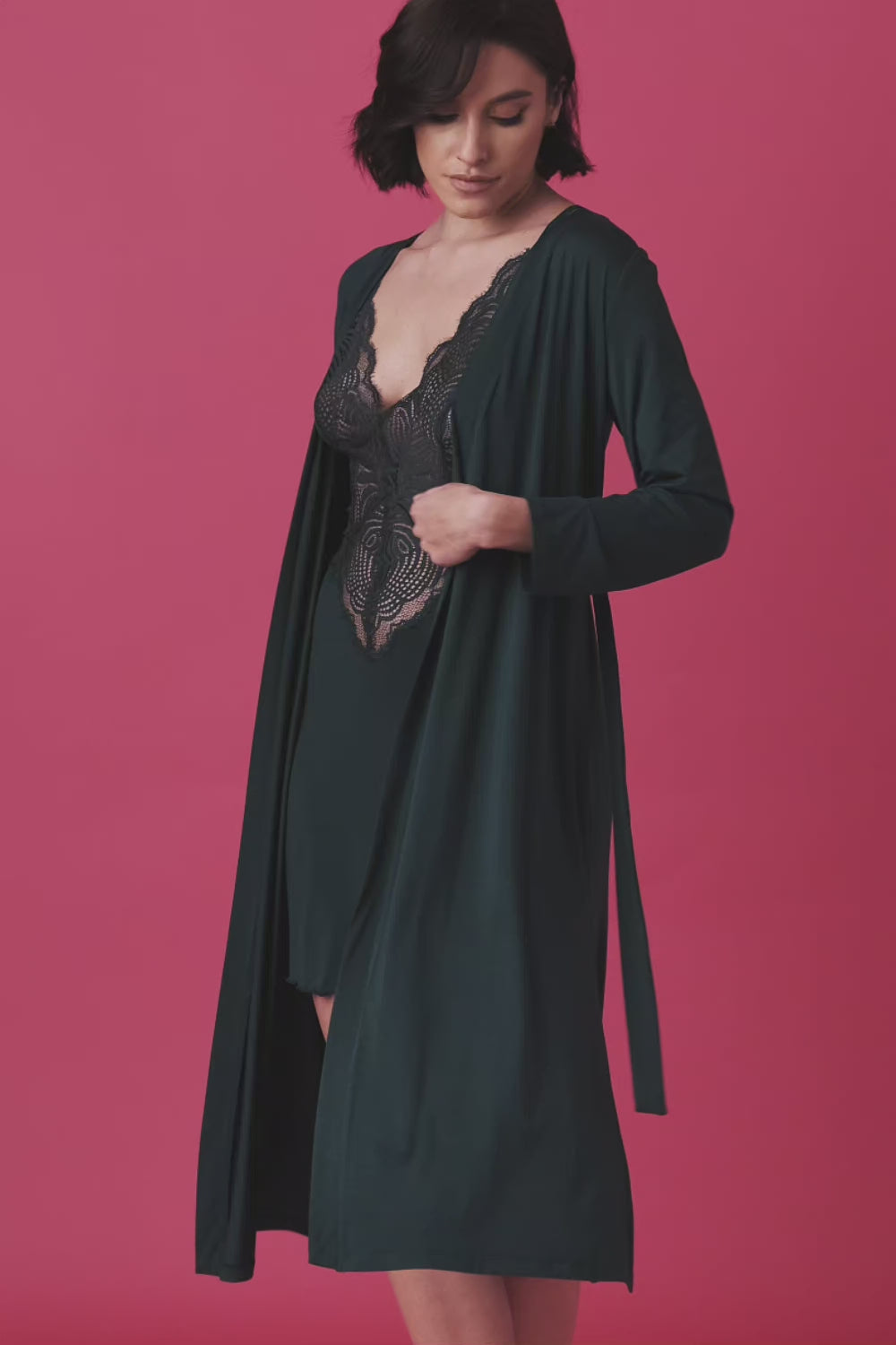 Załaduj wideo: Stars wiskozowy peniuar midi – ciemna butelkowa zieleń