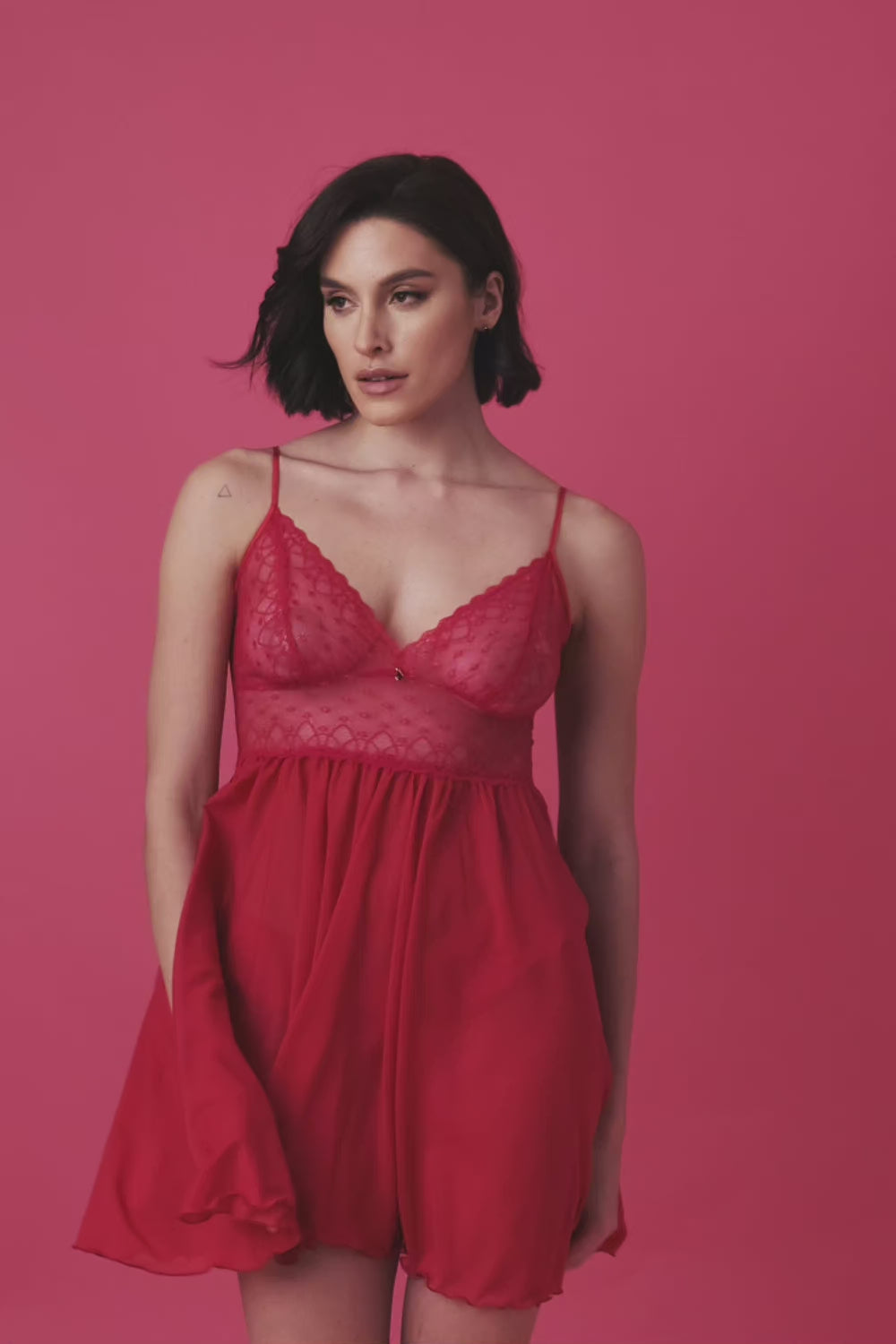 Załaduj wideo: Ballade krótka koszulka nocna baby-doll z brazylianami – malina