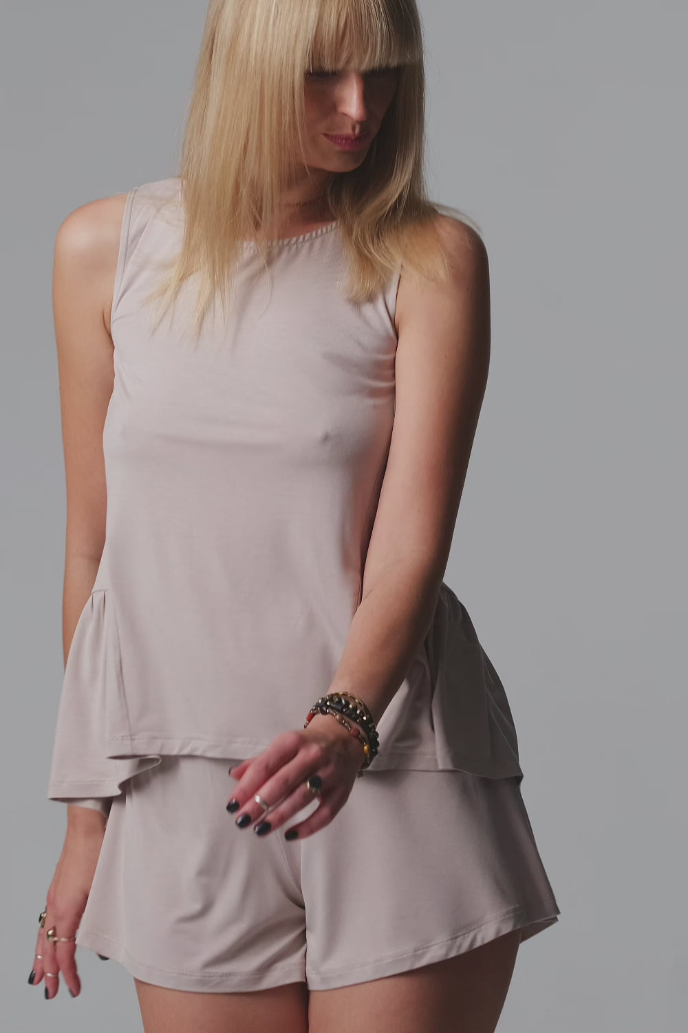 Video laden: Jackie krótka piżama loungewear z falbanką – mleko migdałowe