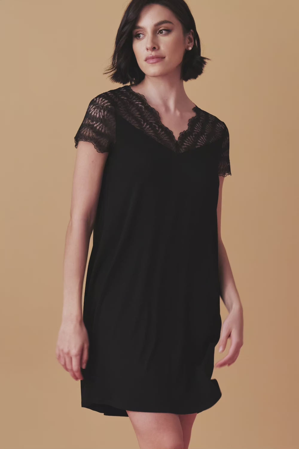 Załaduj wideo: Poem koszula nocna z krótkim rękawkiem – czarna