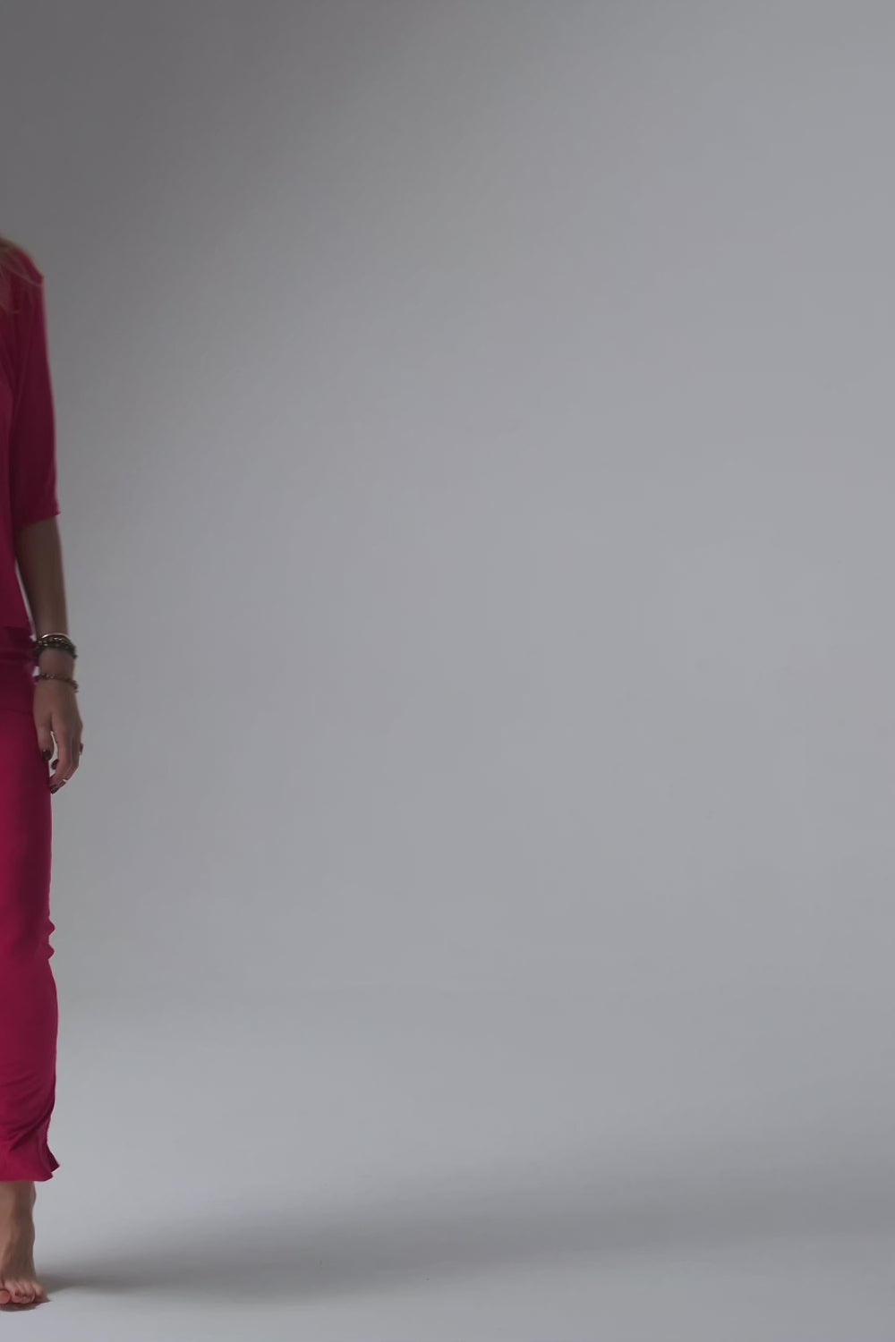 Video laden: Jackie piżama loungewear z prostymi spodniami – rubinowa