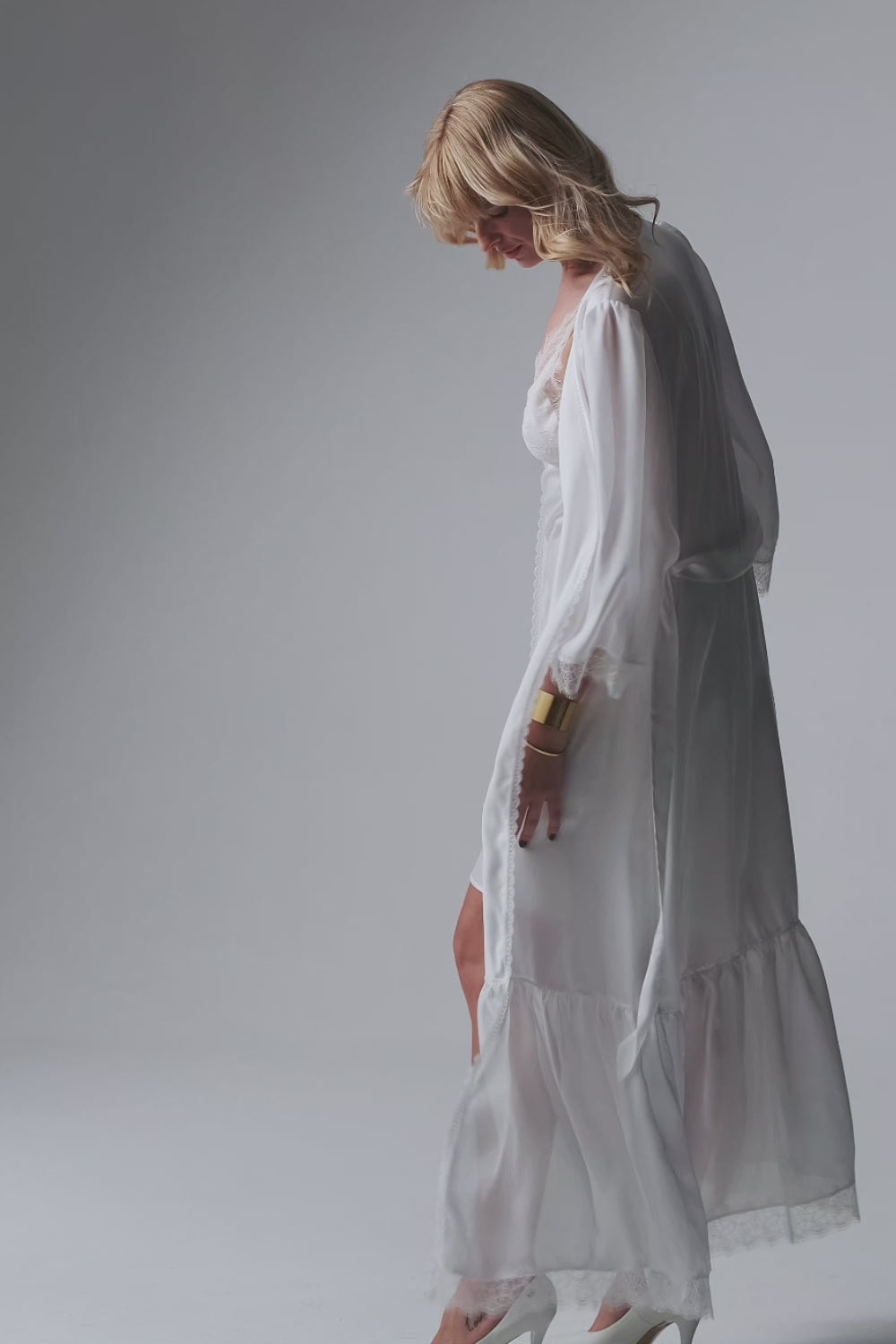 Load video: Long viscose satin dressing gown – cream