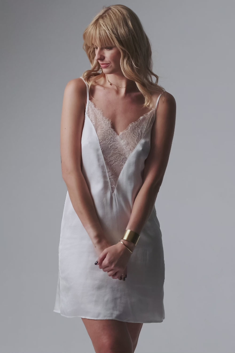 Load video: Grace short nightdress in viscose satin - cream