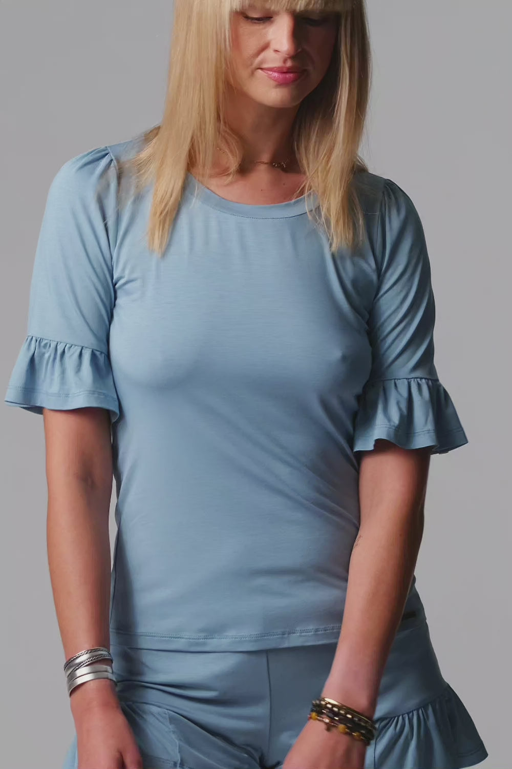 Załaduj wideo: Jackie krótka piżama loungewear z falbankami – woda