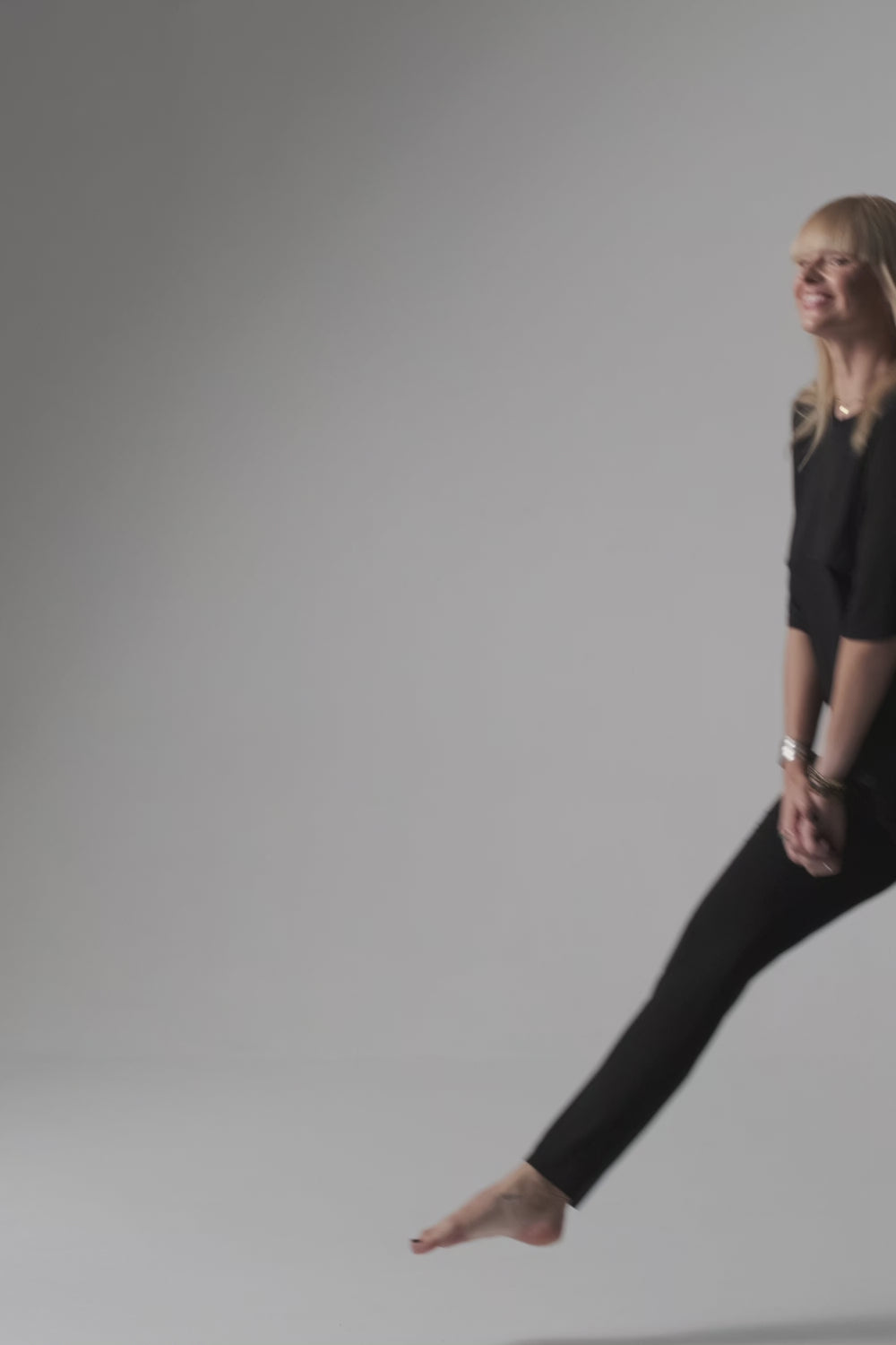 Video laden: Jackie piżama loungewear z prostymi spodniami – czarna