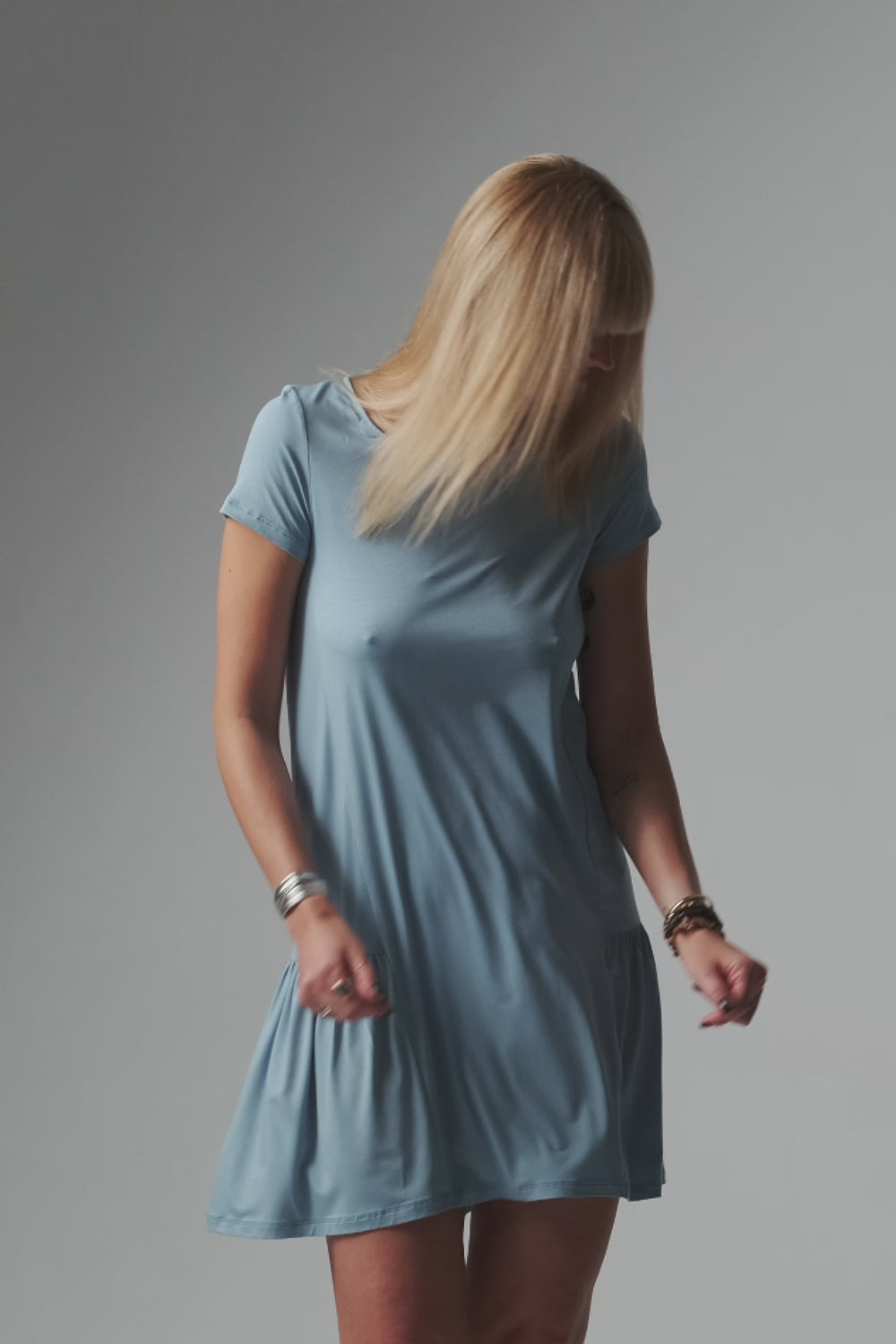 Video laden: Jackie Rüschen-Nachthemd/Loungewear-Kleid – Wasser