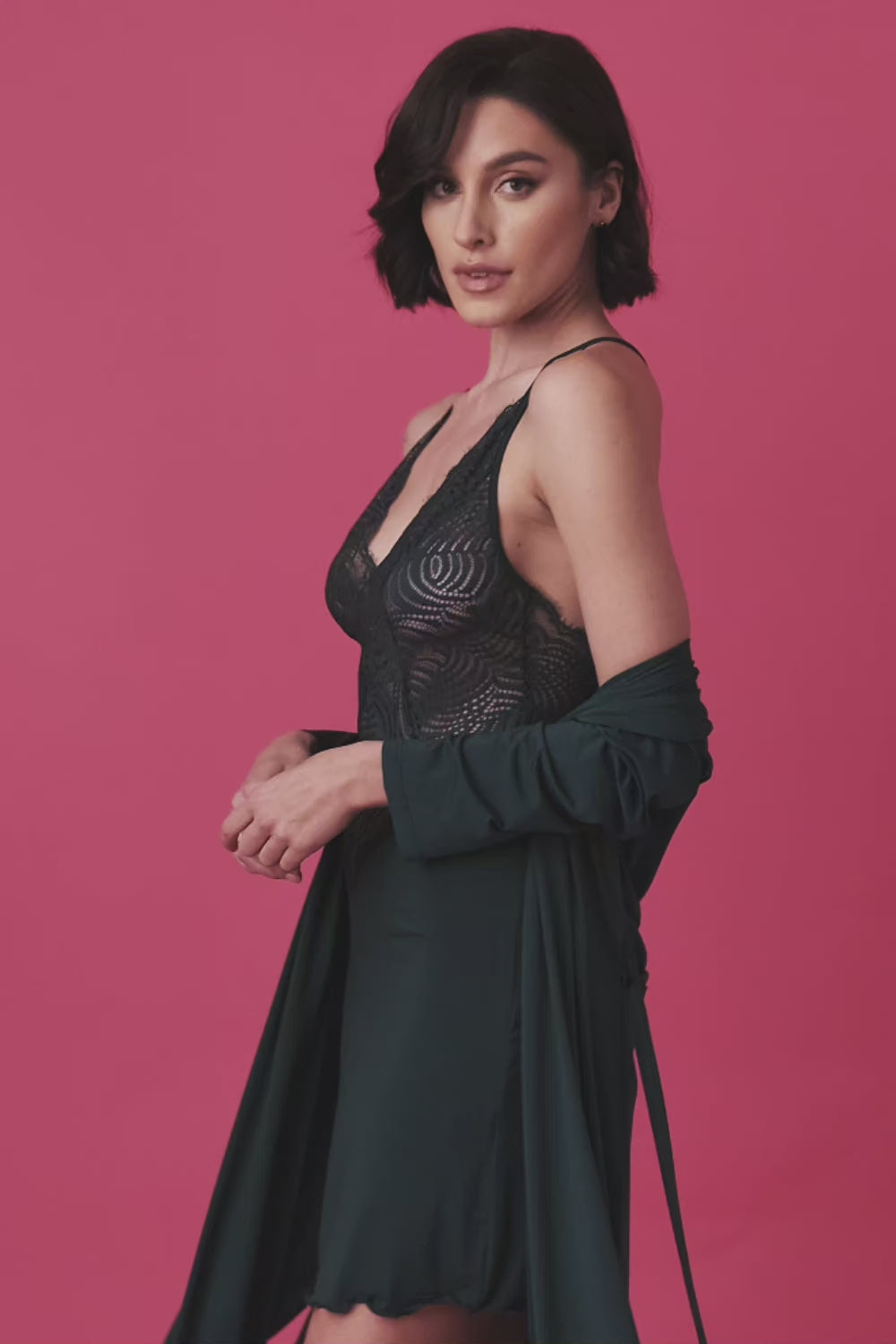 Załaduj wideo: Serenade krótka koszulka nocna z koronką – ciemna butelkowa zieleń