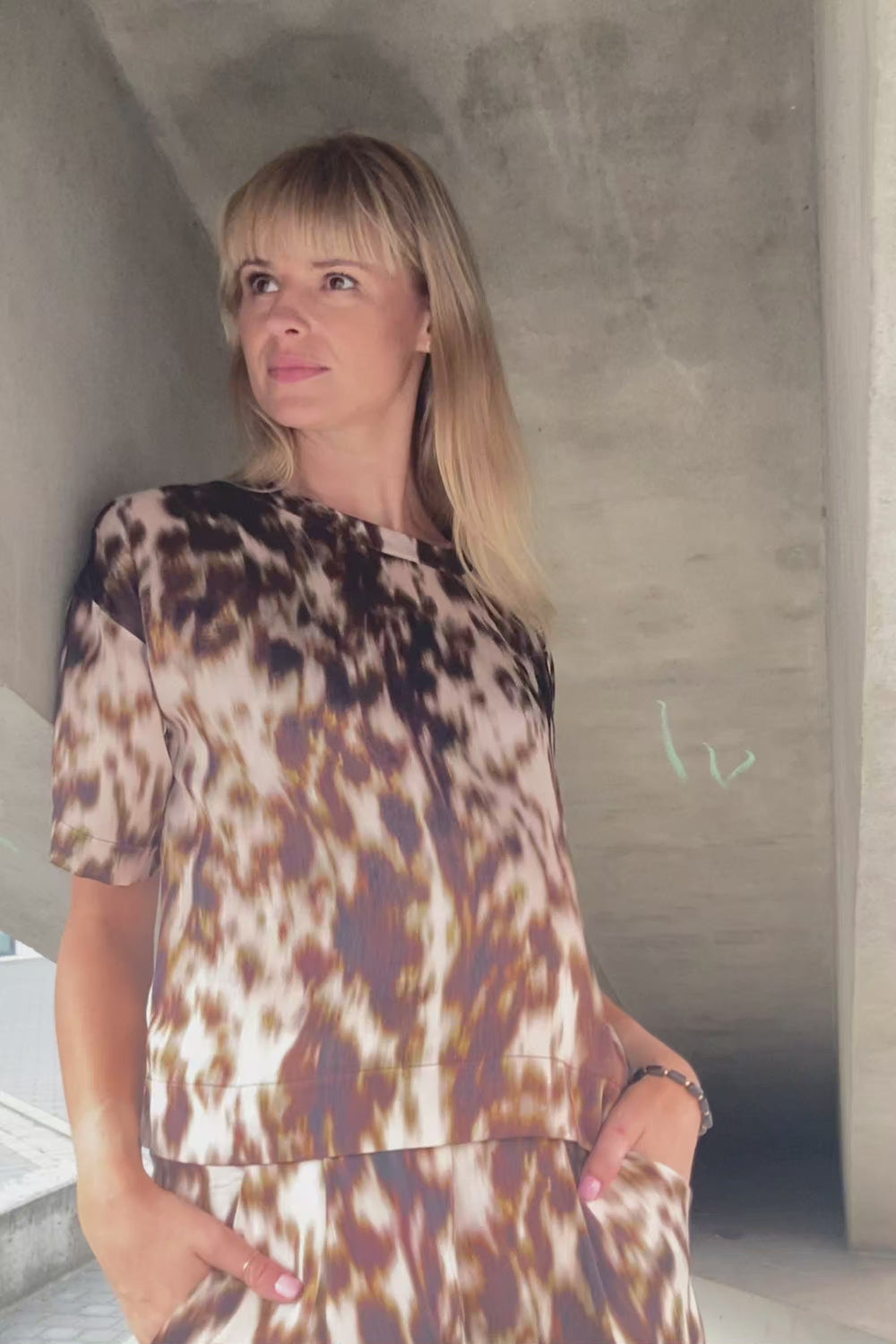 Załaduj wideo: Echo T-shirt oversize z krótkim rękawem – czekoladowy druk