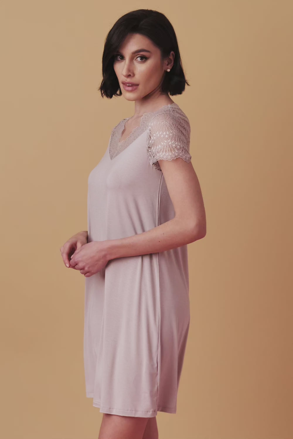 Załaduj wideo: Poem koszula nocna z krótkim rękawkiem – mleko migdałowe