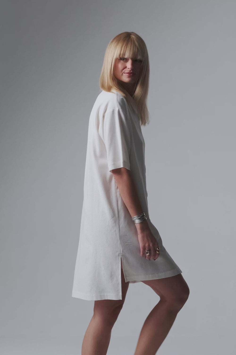 Video laden: Meryl Leinen-Nachthemd-Kleid - Creme