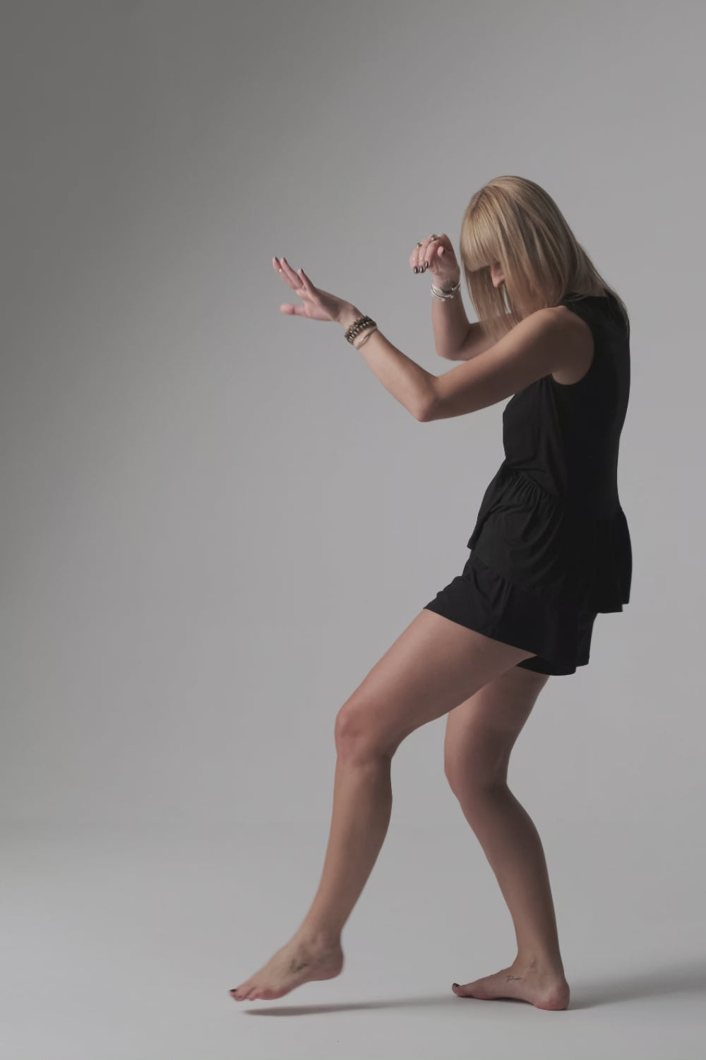 Video laden: Jackie krótka piżama loungewear z falbanką – czarna