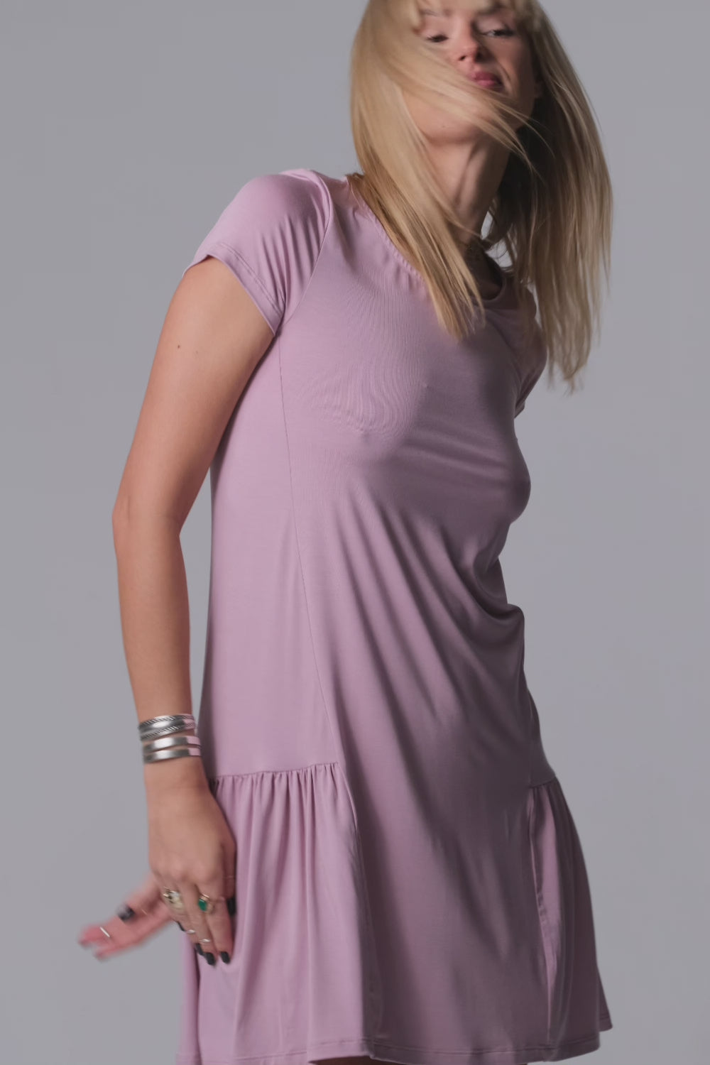 Video laden: Jackie Rüschen-Nachthemd/Loungewear-Kleid – Flieder