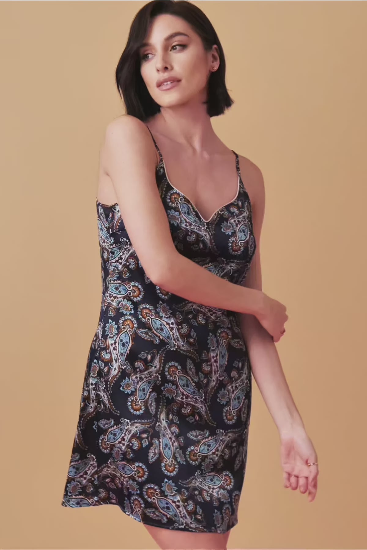 Video laden: Lullaby Seiden-Crop-Top – Dunkelblau, Paisleymuster
