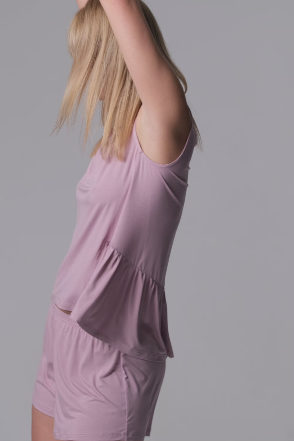 Video laden: Jackie krótka piżama loungewear z falbanką – lila