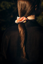 Satynowa gumka do włosów scrunchie – wiosenny print