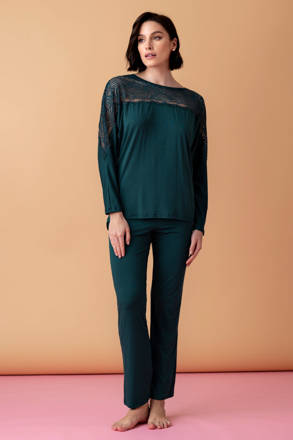 Serenade długa piżama z koronkowym wykończeniem – ciemna butelkowa zieleń
