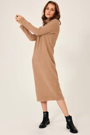 Sukienka z prążkowanej dzianiny z golfem – kamel
