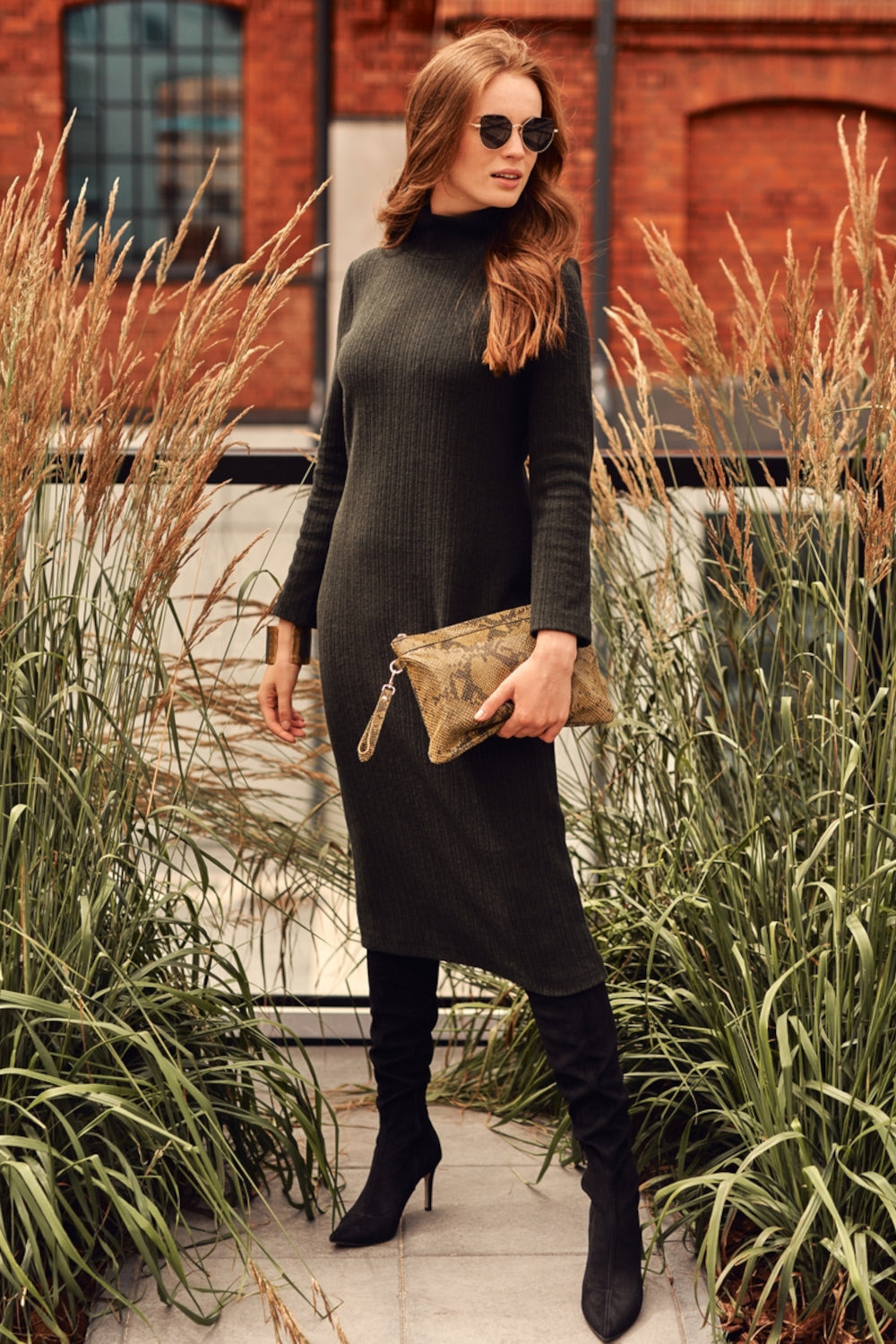 Sukienka z prążkowanej dzianiny z golfem – leśna zieleń_2