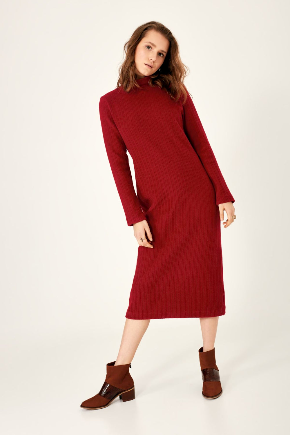 Sukienka z prążkowanej dzianiny z golfem – czerwona_2