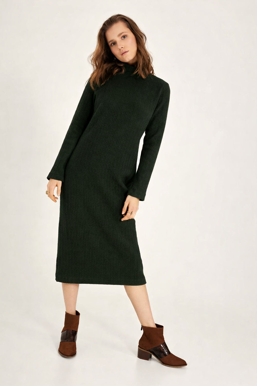 Sukienka z prążkowanej dzianiny z golfem – leśna zieleń