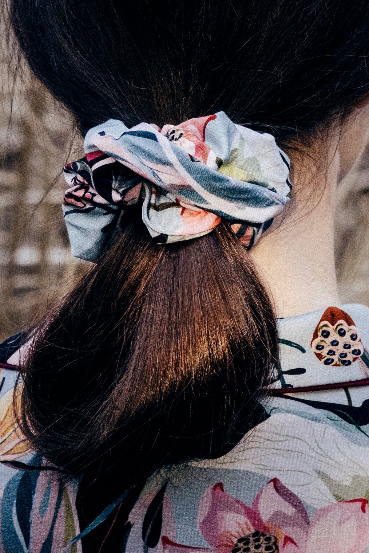 Zestaw 2 gumek do włosów scrunchie – kwiatowy print
